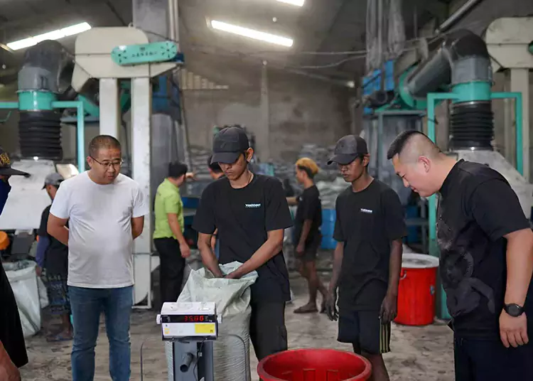 Indonesiska kunders djupgående fabriksbesök för kokosnötsskal aktivt kol: Bevittna produktionsstyrka och samarbete Uppriktighet